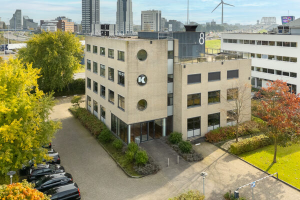 Kantoorgebouw aan de K.P. van der Mandelelaan 8 in Rotterdam, omgeven door groen en met uitzicht op de stad.